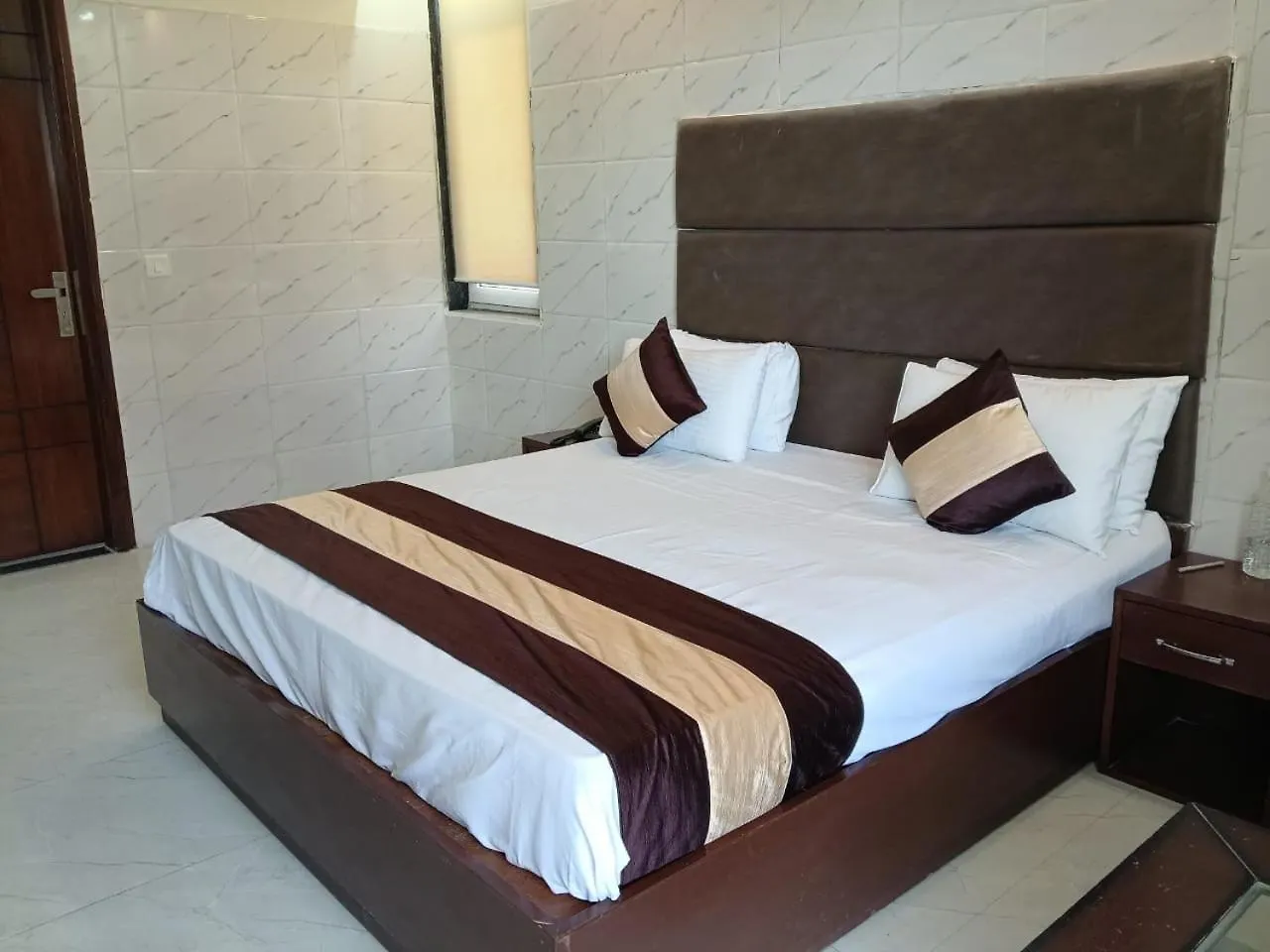 Hotel Florence I Business & Couple-Friendly I Near Artemis Hospital גורגאון הודו