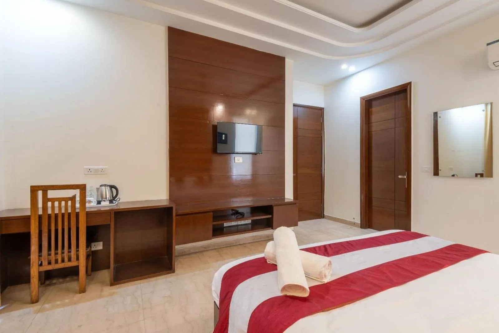 Hotel Florence I Business & Couple-Friendly I Near Artemis Hospital Gurgaon
