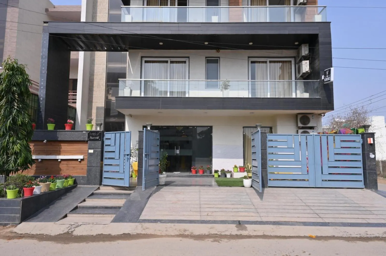 Hotel Florence I Business & Couple-Friendly I Near Artemis Hospital Gurgaon 4*,  Índia