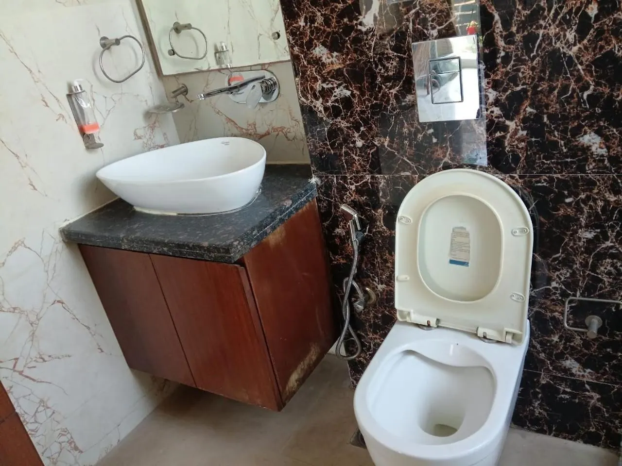 Hotel Florence I Business & Couple-Friendly I Near Artemis Hospital Gurgaon
