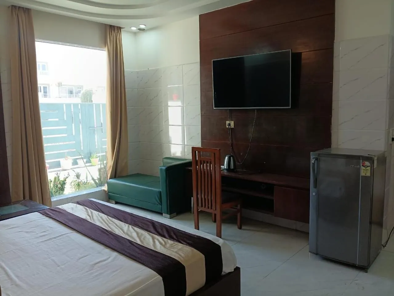 Hotel Florence I Business & Couple-Friendly I Near Artemis Hospital Gurgaon